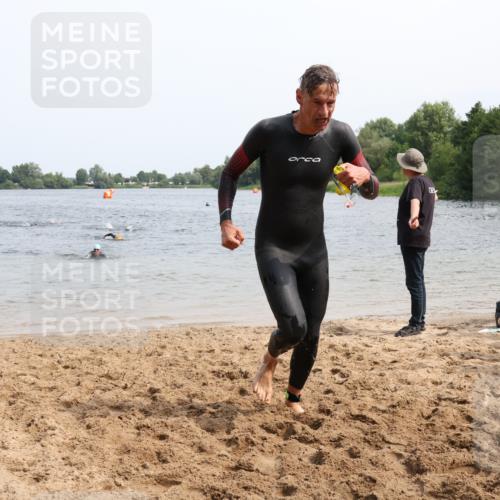 15.06.2025 - 27. Vierlanden-Triathlon Lena Gebhardt http://msf.ph/oto/8029903 15.06.2025 11:06:18 Schwimmen 781, 855, 857, 862 meine-sportfotos.de