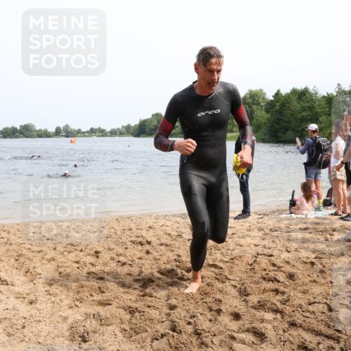 15.06.2025 - 27. Vierlanden-Triathlon Lena Gebhardt http://msf.ph/oto/8029909 15.06.2025 11:06:18 Schwimmen 781, 855, 857, 862 meine-sportfotos.de