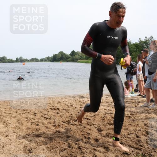 15.06.2025 - 27. Vierlanden-Triathlon Lena Gebhardt http://msf.ph/oto/8029918 15.06.2025 11:06:18 Schwimmen 781, 855, 857, 862 meine-sportfotos.de