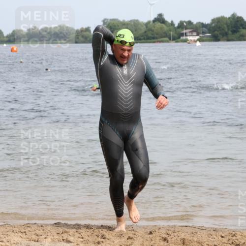 15.06.2025 - 27. Vierlanden-Triathlon Lena Gebhardt http://msf.ph/oto/8029923 15.06.2025 11:06:20 Schwimmen 781, 857, 862 meine-sportfotos.de