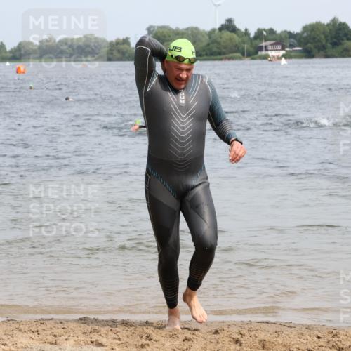 15.06.2025 - 27. Vierlanden-Triathlon Lena Gebhardt http://msf.ph/oto/8029926 15.06.2025 11:06:20 Schwimmen 781, 857, 862 meine-sportfotos.de