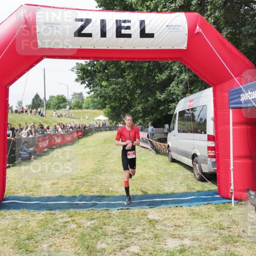21.06.2025 - 27. Vierlanden-Triathlon MichiJ http://msf.ph/oto/8029929 15.06.2026 12:27:23 Ziel 80 meine-sportfotos.de