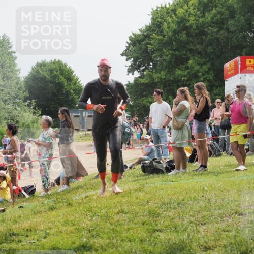 15.06.2025 - 27. Vierlanden-Triathlon KatJ http://msf.ph/oto/8029932 15.06.2025 11:06:12 Schwimmen 670, 817, 855 meine-sportfotos.de