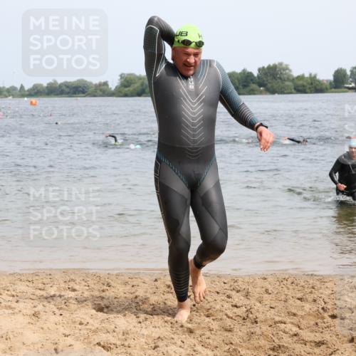 15.06.2025 - 27. Vierlanden-Triathlon Lena Gebhardt http://msf.ph/oto/8029933 15.06.2025 11:06:22 Schwimmen 781, 857, 862 meine-sportfotos.de