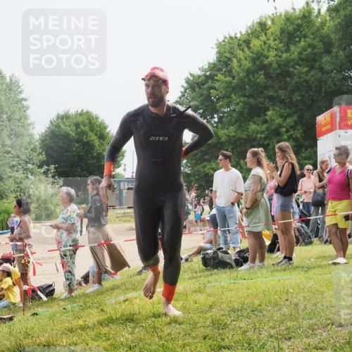 15.06.2025 - 27. Vierlanden-Triathlon KatJ http://msf.ph/oto/8029944 15.06.2025 11:06:13 Schwimmen 670, 817, 855 meine-sportfotos.de
