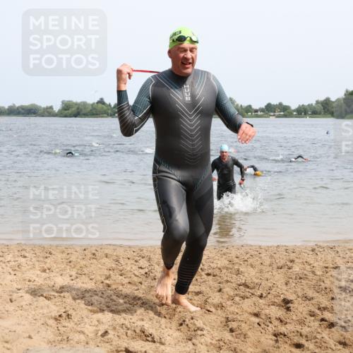 15.06.2025 - 27. Vierlanden-Triathlon Lena Gebhardt http://msf.ph/oto/8029947 15.06.2025 11:06:24 Schwimmen 781, 831, 857, 862 meine-sportfotos.de