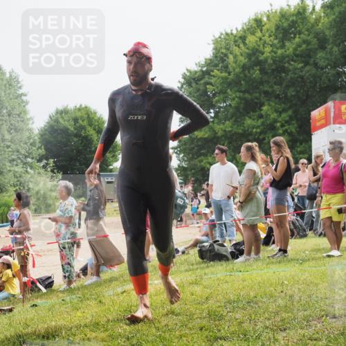 15.06.2025 - 27. Vierlanden-Triathlon KatJ http://msf.ph/oto/8029952 15.06.2025 11:06:13 Schwimmen 670, 817, 855 meine-sportfotos.de