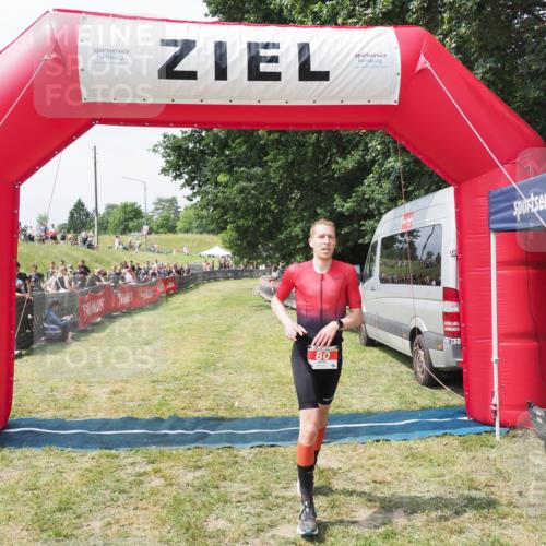 21.06.2025 - 27. Vierlanden-Triathlon MichiJ http://msf.ph/oto/8029961 15.06.2026 12:27:23 Ziel 80 meine-sportfotos.de