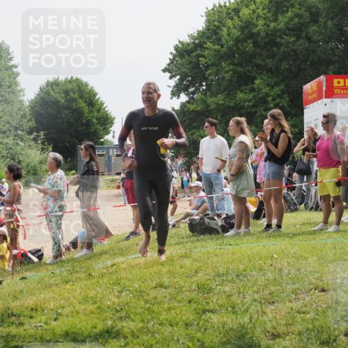 15.06.2025 - 27. Vierlanden-Triathlon KatJ http://msf.ph/oto/8029974 15.06.2025 11:06:21 Schwimmen 855, 857 meine-sportfotos.de