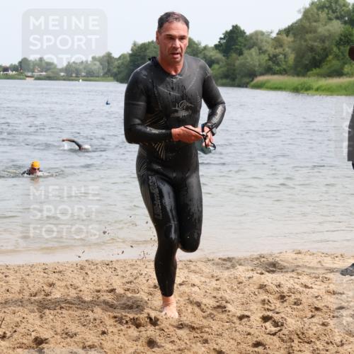 15.06.2025 - 27. Vierlanden-Triathlon Lena Gebhardt http://msf.ph/oto/8029978 15.06.2025 11:06:27 Schwimmen 781, 831, 857, 862 meine-sportfotos.de