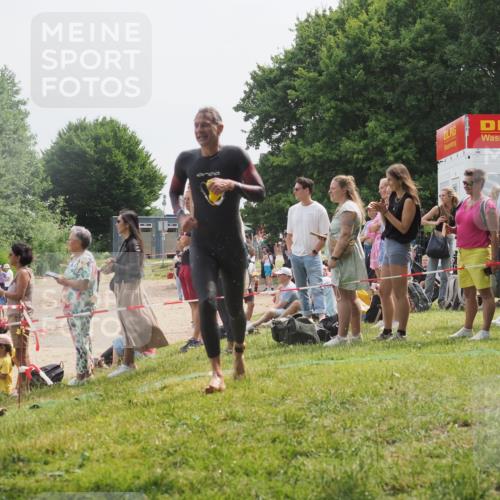 15.06.2025 - 27. Vierlanden-Triathlon KatJ http://msf.ph/oto/8029981 15.06.2025 11:06:21 Schwimmen 855, 857 meine-sportfotos.de