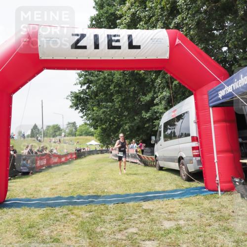 21.06.2025 - 27. Vierlanden-Triathlon MichiJ http://msf.ph/oto/8029985 15.06.2026 12:30:45 Ziel 871 meine-sportfotos.de