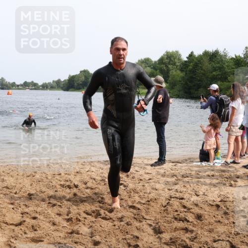 15.06.2025 - 27. Vierlanden-Triathlon Lena Gebhardt http://msf.ph/oto/8029987 15.06.2025 11:06:28 Schwimmen 781, 831, 862 meine-sportfotos.de