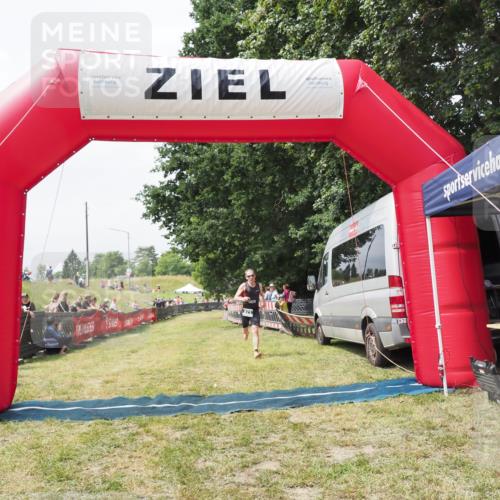 21.06.2025 - 27. Vierlanden-Triathlon MichiJ http://msf.ph/oto/8029993 15.06.2026 12:30:45 Ziel 871 meine-sportfotos.de