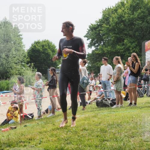 15.06.2025 - 27. Vierlanden-Triathlon KatJ http://msf.ph/oto/8029999 15.06.2025 11:06:22 Schwimmen 857, 862 meine-sportfotos.de