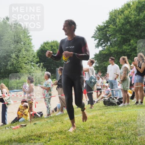 15.06.2025 - 27. Vierlanden-Triathlon KatJ http://msf.ph/oto/8030007 15.06.2025 11:06:22 Schwimmen 857, 862 meine-sportfotos.de
