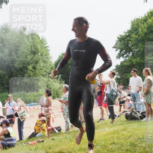 15.06.2025 - 27. Vierlanden-Triathlon KatJ http://msf.ph/oto/8030013 15.06.2025 11:06:23 Schwimmen 857, 862 meine-sportfotos.de