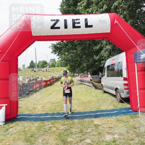 21.06.2025 - 27. Vierlanden-Triathlon MichiJ http://msf.ph/oto/8030014 15.06.2026 12:31:00 Ziel 126 meine-sportfotos.de