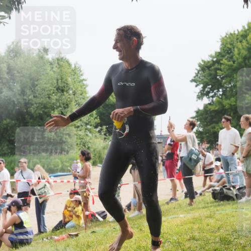15.06.2025 - 27. Vierlanden-Triathlon KatJ http://msf.ph/oto/8030019 15.06.2025 11:06:23 Schwimmen 857, 862 meine-sportfotos.de