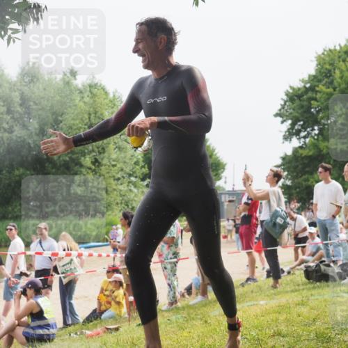 15.06.2025 - 27. Vierlanden-Triathlon KatJ http://msf.ph/oto/8030022 15.06.2025 11:06:23 Schwimmen 857, 862 meine-sportfotos.de
