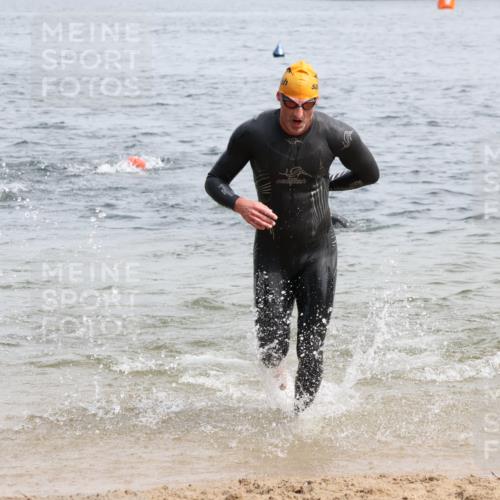 15.06.2025 - 27. Vierlanden-Triathlon Lena Gebhardt http://msf.ph/oto/8030024 15.06.2025 11:06:33 Schwimmen 781, 831, 862 meine-sportfotos.de