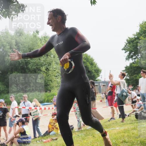 15.06.2025 - 27. Vierlanden-Triathlon KatJ http://msf.ph/oto/8030025 15.06.2025 11:06:23 Schwimmen 857, 862 meine-sportfotos.de