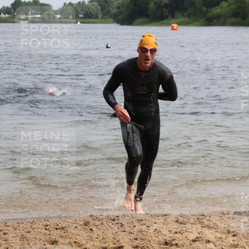 15.06.2025 - 27. Vierlanden-Triathlon Lena Gebhardt http://msf.ph/oto/8030038 15.06.2025 11:06:34 Schwimmen 781, 831, 862 meine-sportfotos.de