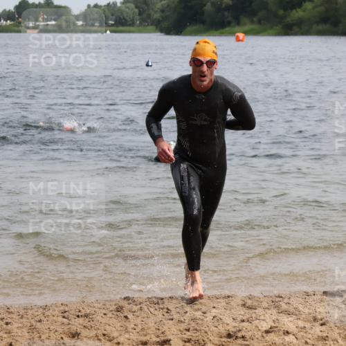 15.06.2025 - 27. Vierlanden-Triathlon Lena Gebhardt http://msf.ph/oto/8030041 15.06.2025 11:06:34 Schwimmen 781, 831, 862 meine-sportfotos.de