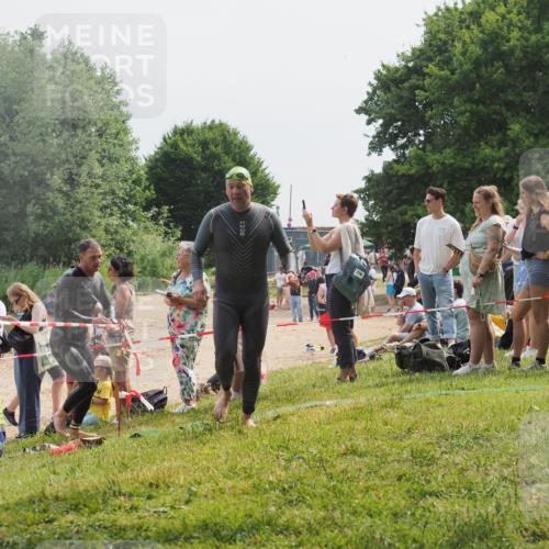 15.06.2025 - 27. Vierlanden-Triathlon KatJ http://msf.ph/oto/8030042 15.06.2025 11:06:29 Schwimmen 781, 857, 862 meine-sportfotos.de