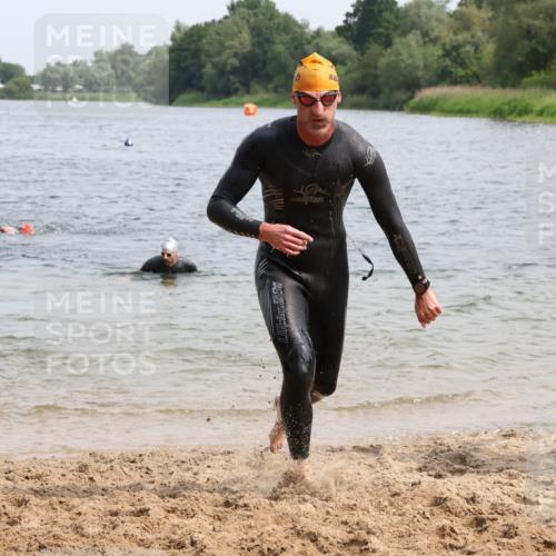 15.06.2025 - 27. Vierlanden-Triathlon Lena Gebhardt http://msf.ph/oto/8030046 15.06.2025 11:06:34 Schwimmen 781, 831, 862 meine-sportfotos.de