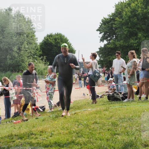 15.06.2025 - 27. Vierlanden-Triathlon KatJ http://msf.ph/oto/8030047 15.06.2025 11:06:29 Schwimmen 781, 857, 862 meine-sportfotos.de