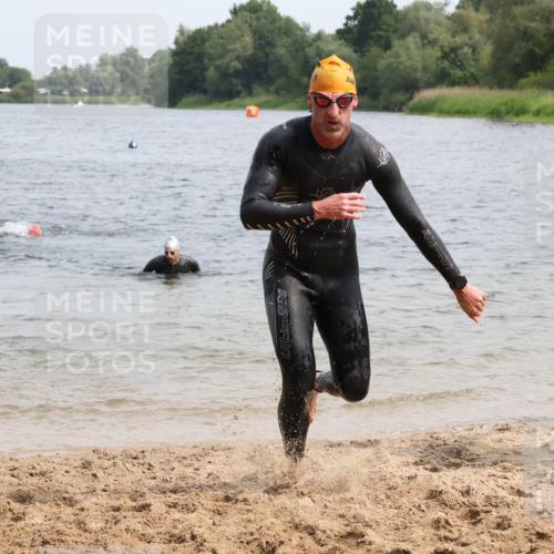 15.06.2025 - 27. Vierlanden-Triathlon Lena Gebhardt http://msf.ph/oto/8030048 15.06.2025 11:06:35 Schwimmen 781, 831, 862 meine-sportfotos.de