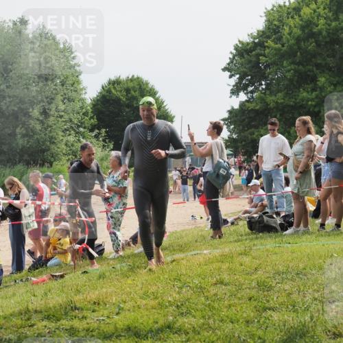 15.06.2025 - 27. Vierlanden-Triathlon KatJ http://msf.ph/oto/8030050 15.06.2025 11:06:29 Schwimmen 781, 857, 862 meine-sportfotos.de