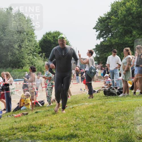 15.06.2025 - 27. Vierlanden-Triathlon KatJ http://msf.ph/oto/8030054 15.06.2025 11:06:30 Schwimmen 781, 857, 862 meine-sportfotos.de