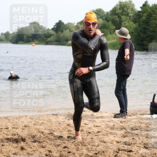 15.06.2025 - 27. Vierlanden-Triathlon Lena Gebhardt http://msf.ph/oto/8030056 15.06.2025 11:06:35 Schwimmen 781, 831, 862 meine-sportfotos.de