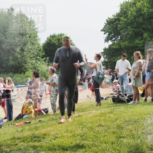 15.06.2025 - 27. Vierlanden-Triathlon KatJ http://msf.ph/oto/8030057 15.06.2025 11:06:30 Schwimmen 781, 857, 862 meine-sportfotos.de