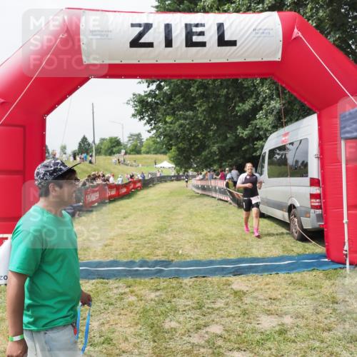 21.06.2025 - 27. Vierlanden-Triathlon MichiJ http://msf.ph/oto/8030059 15.06.2026 12:31:42 Ziel 250 meine-sportfotos.de