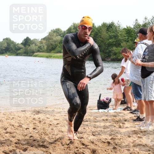 15.06.2025 - 27. Vierlanden-Triathlon Lena Gebhardt http://msf.ph/oto/8030060 15.06.2025 11:06:35 Schwimmen 781, 831, 862 meine-sportfotos.de