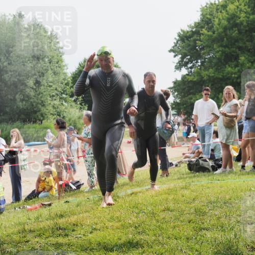 15.06.2025 - 27. Vierlanden-Triathlon KatJ http://msf.ph/oto/8030070 15.06.2025 11:06:30 Schwimmen 781, 857, 862 meine-sportfotos.de