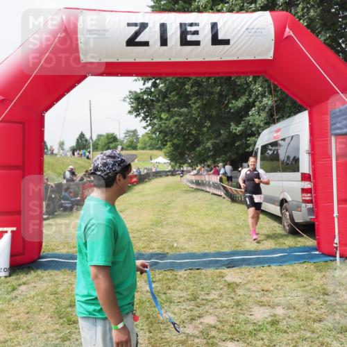 21.06.2025 - 27. Vierlanden-Triathlon MichiJ http://msf.ph/oto/8030079 15.06.2026 12:31:42 Ziel 250 meine-sportfotos.de