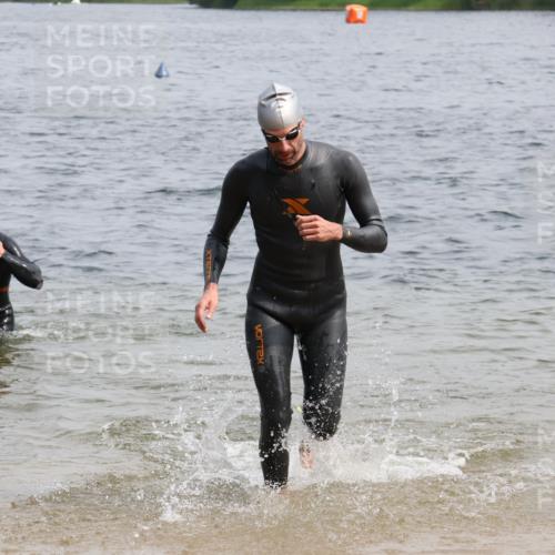 15.06.2025 - 27. Vierlanden-Triathlon Lena Gebhardt http://msf.ph/oto/8030083 15.06.2025 11:06:43 Schwimmen 824, 831, 844, 860, 871 meine-sportfotos.de