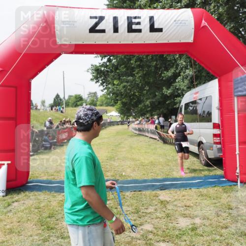 21.06.2025 - 27. Vierlanden-Triathlon MichiJ http://msf.ph/oto/8030086 15.06.2026 12:31:42 Ziel 250 meine-sportfotos.de