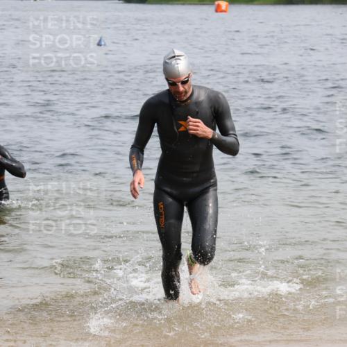 15.06.2025 - 27. Vierlanden-Triathlon Lena Gebhardt http://msf.ph/oto/8030087 15.06.2025 11:06:43 Schwimmen 824, 831, 844, 860, 871 meine-sportfotos.de