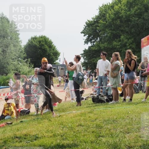 15.06.2025 - 27. Vierlanden-Triathlon KatJ http://msf.ph/oto/8030098 15.06.2025 11:06:37 Schwimmen 781, 831, 862 meine-sportfotos.de