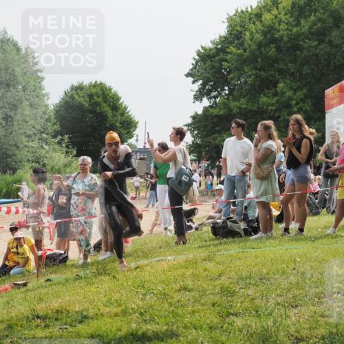 15.06.2025 - 27. Vierlanden-Triathlon KatJ http://msf.ph/oto/8030103 15.06.2025 11:06:37 Schwimmen 781, 831, 862 meine-sportfotos.de
