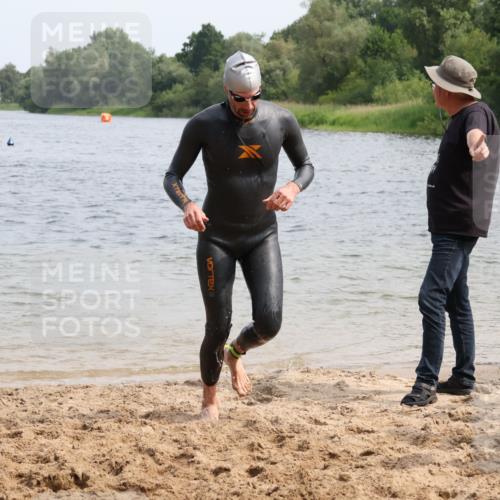 15.06.2025 - 27. Vierlanden-Triathlon Lena Gebhardt http://msf.ph/oto/8030104 15.06.2025 11:06:45 Schwimmen 805, 824, 844, 860, 871 meine-sportfotos.de