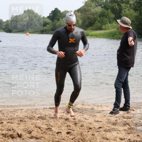 15.06.2025 - 27. Vierlanden-Triathlon Lena Gebhardt http://msf.ph/oto/8030108 15.06.2025 11:06:45 Schwimmen 805, 824, 844, 860, 871 meine-sportfotos.de