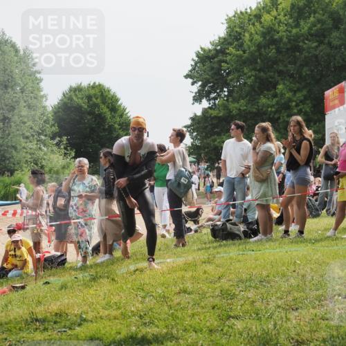 15.06.2025 - 27. Vierlanden-Triathlon KatJ http://msf.ph/oto/8030110 15.06.2025 11:06:38 Schwimmen 781, 831, 862 meine-sportfotos.de