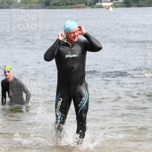 15.06.2025 - 27. Vierlanden-Triathlon Lena Gebhardt http://msf.ph/oto/8030112 15.06.2025 11:06:46 Schwimmen 805, 824, 844, 860, 871 meine-sportfotos.de