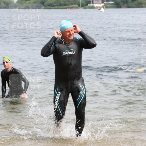 15.06.2025 - 27. Vierlanden-Triathlon Lena Gebhardt http://msf.ph/oto/8030119 15.06.2025 11:06:46 Schwimmen 805, 824, 844, 860, 871 meine-sportfotos.de